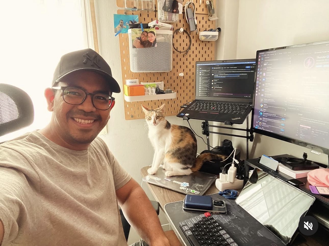 Gabriel Sarmiento en su espacio de trabajo